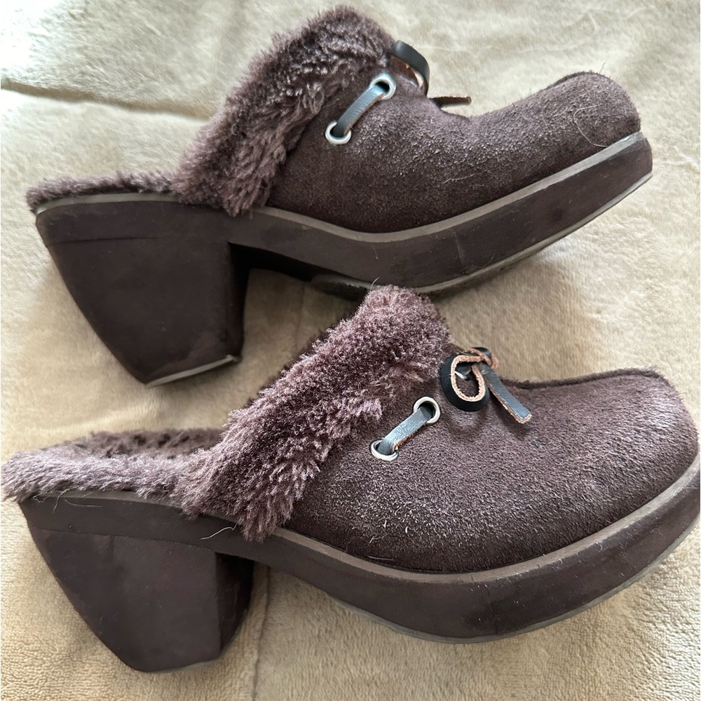 Sketchers clogs with fur - brown suede